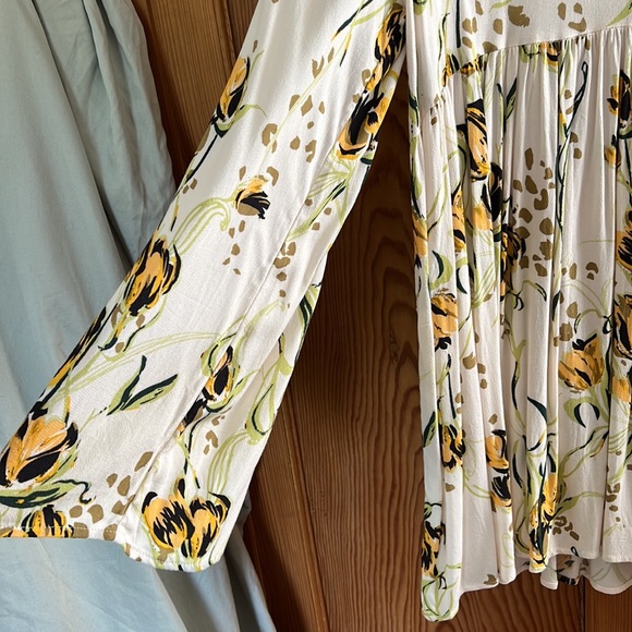 SZ M - Free People top - loose and flowy - long bell sleeves - Picture 4 of 5